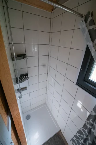 Cwtch Shepherd Hut - En-suite shower