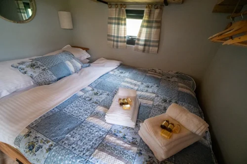 Cwtch Shepherd Hut - double bed with towels upon it