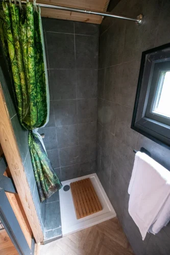 The Nook Shepherd Hut - En-suite shower area